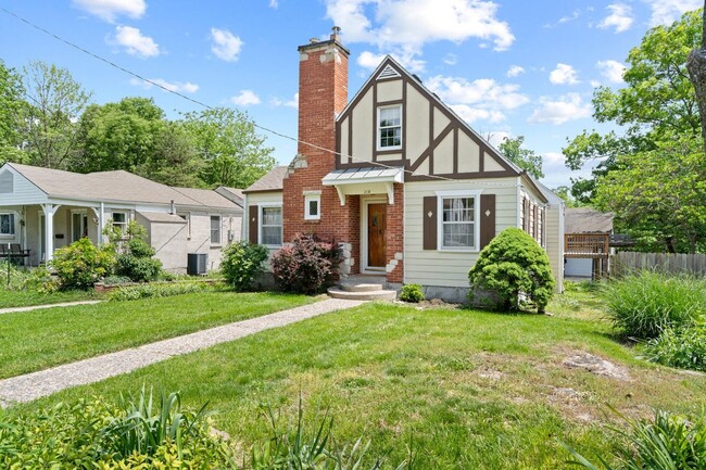 Building Photo - 5 Bed / 2 Bath Tudor Revival in Central Co...