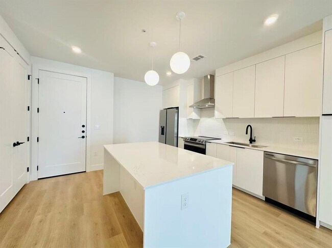 Building Photo - 1701 Simond Ave