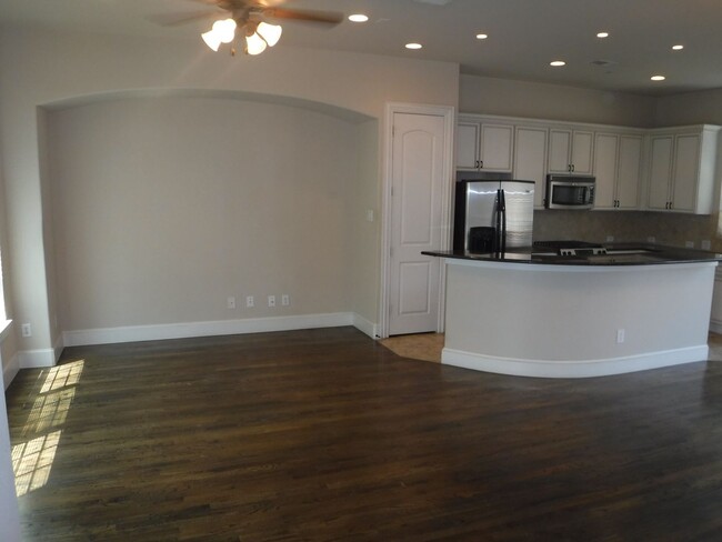 Building Photo - Beautiful 2 bed 2.5 Bath in Las Colinas!