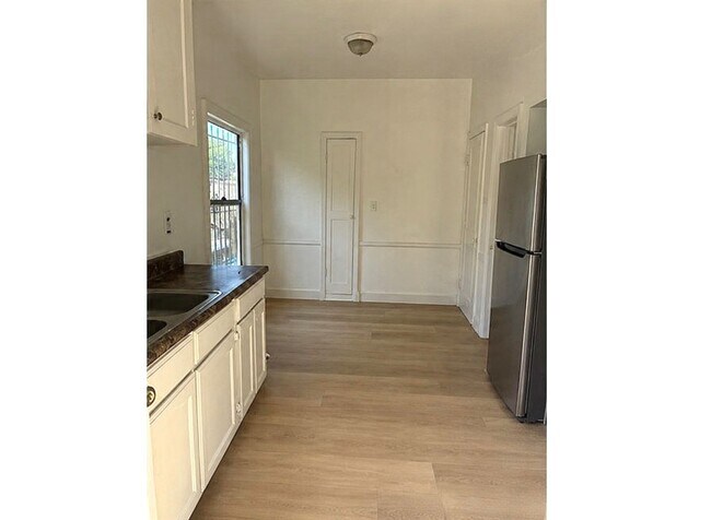 Building Photo - 912 W 78th St