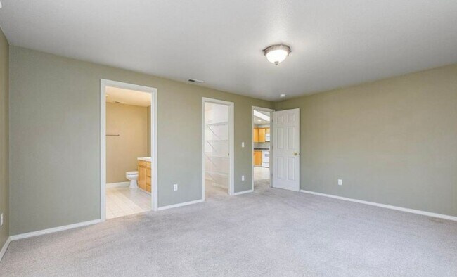 Building Photo - Stunning 3 Bedroom in West Pasco with RV Parking!!