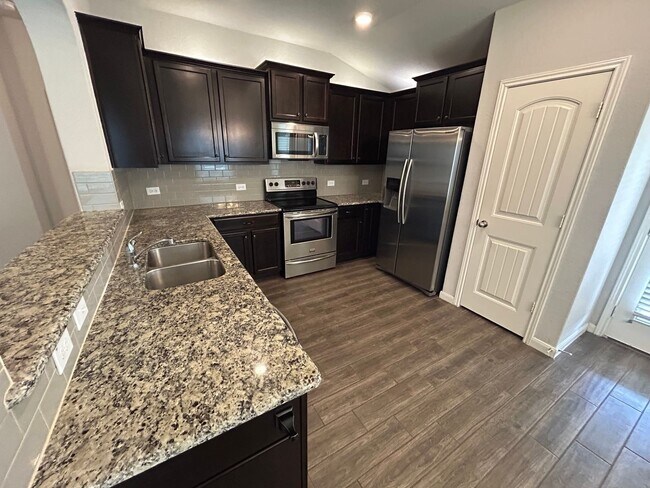 Building Photo - 3/2/2 in Avery Park / Fridge Included  / W...