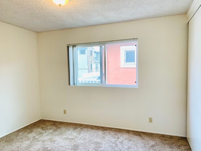 Building Photo - LIVE BY THE BEACH IN MISSION BEACH!  2BR/1...