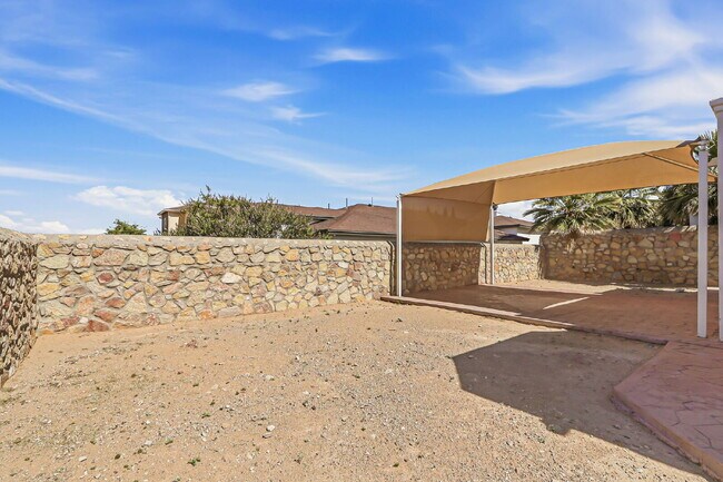 Building Photo - Corner 3 bedroom 3 bath home in Northwest El Paso