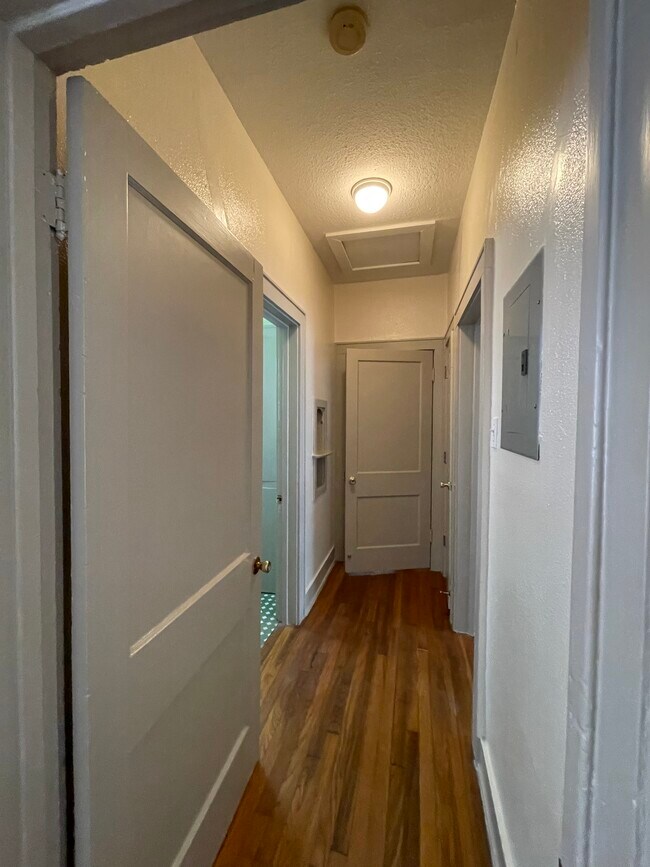 Building Photo - 713 E Elmira St