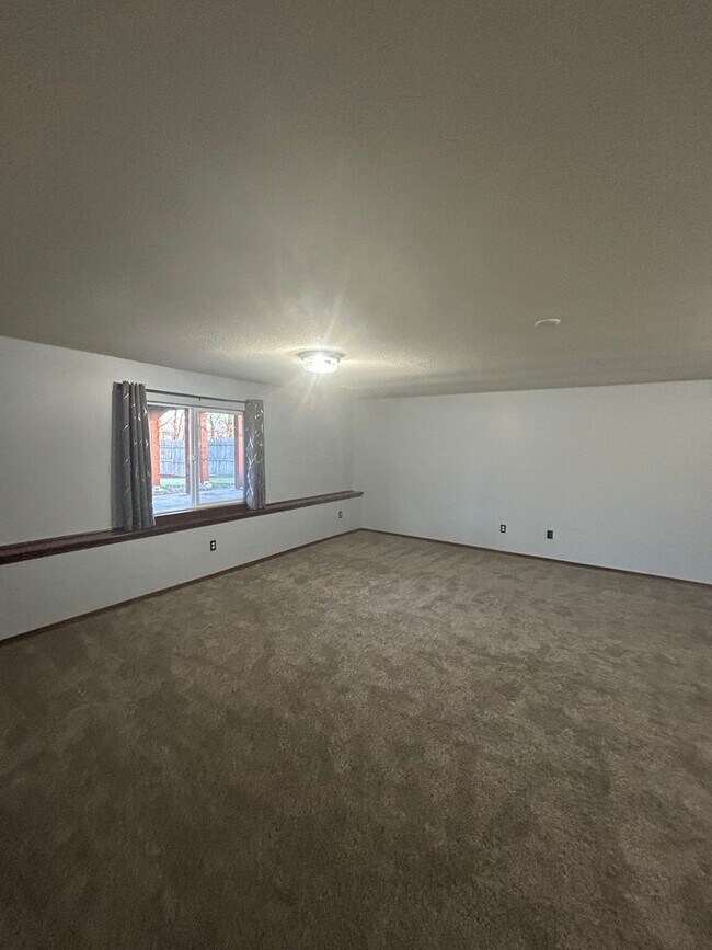 Building Photo - Updated 5 Bedroom , 3 Bath House in Derby Large back Yard