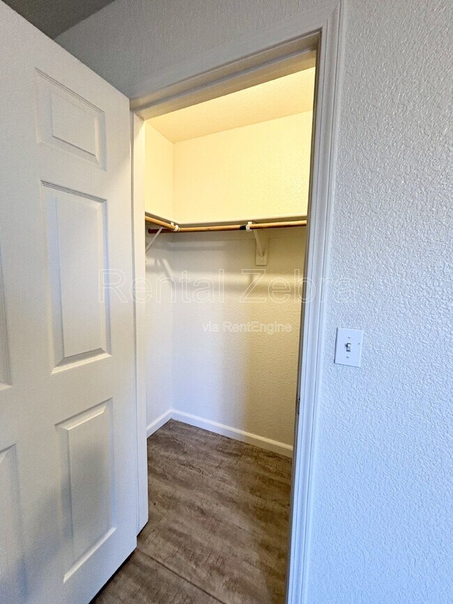 Building Photo - 936 W 13th St