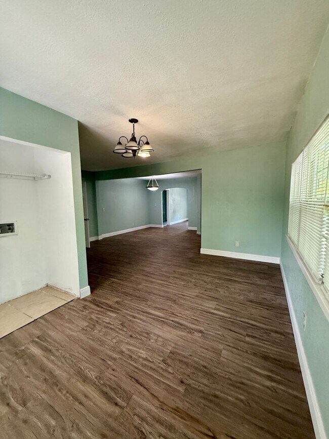 Building Photo - Great and Affordable 4 Bedroom 2 Bathroom House for Rent