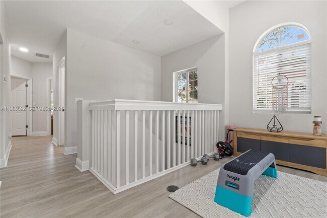 Building Photo - 5343 SW 40th Ave