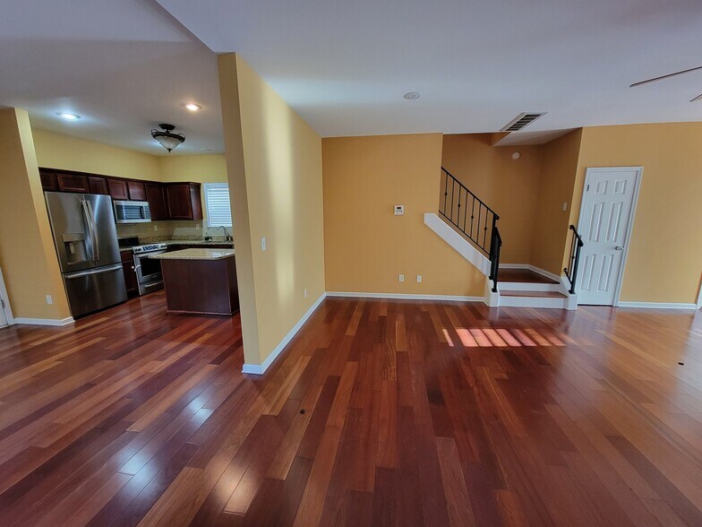 Building Photo - 1404 Island Pl E