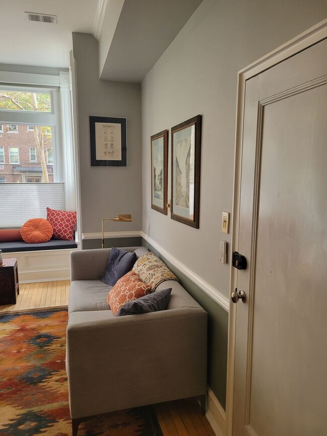 Building Photo - Charming 2 BR/1 BA Ground Level Condo Unit...