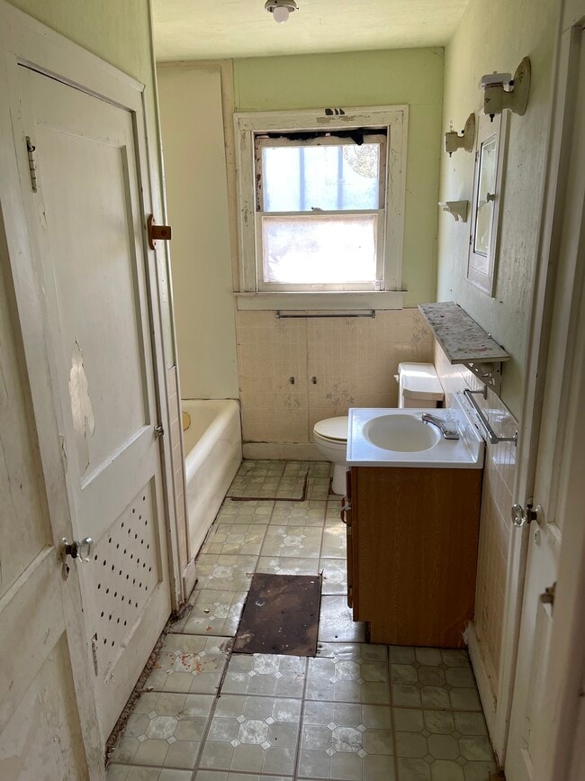 Building Photo - 220 N Main St