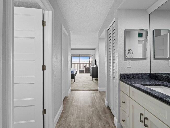 Building Photo - Four Seasons River Front Condo