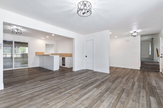 Building Photo - Beautiful 3B/3B Westside Atascadero