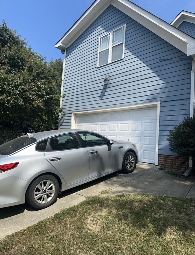 Building Photo - Charming Single Family Home. 4 bedroom 2.5...