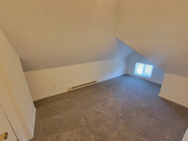 Building Photo - New carpet, new paint. 1 bedroom in upper ...