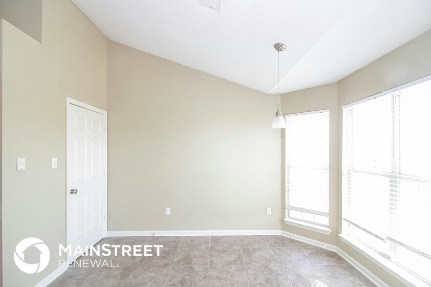 Building Photo - 1647 Sarah Ann Dr W