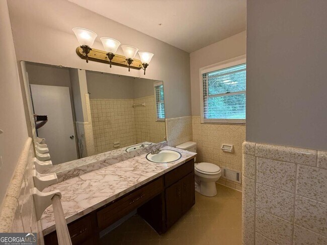 Building Photo - 3155 Oak Dr