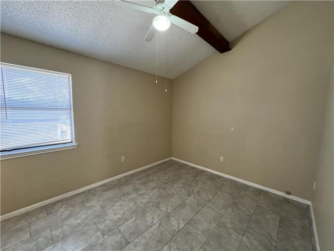 Building Photo - 519 Geri Dr