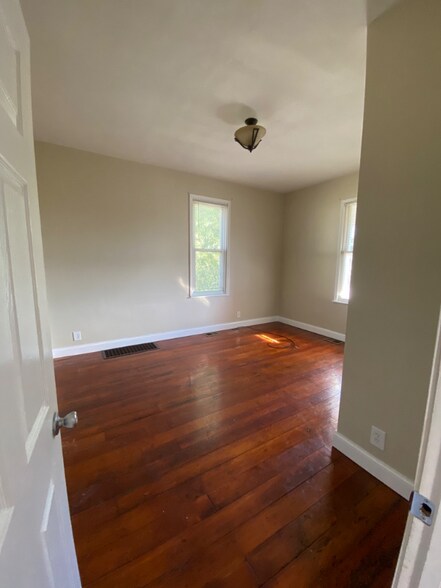 Building Photo - 1116 E 5th St