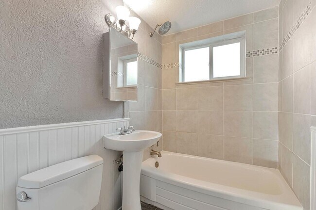 Building Photo - Adorable 2bedroom 1 bathroom Apartment