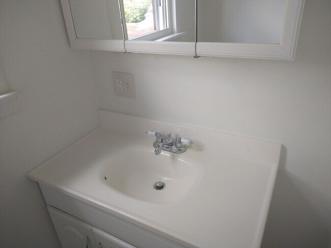 Building Photo - 206-208 N Harris Ave