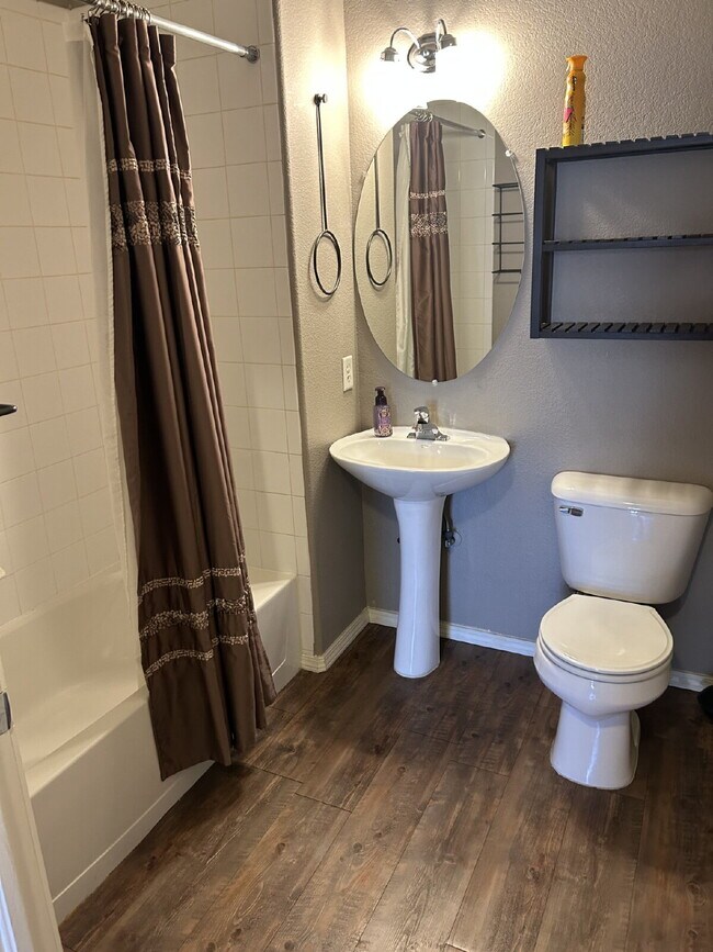 Building Photo - "Spacious 2-Bed, 2-Bath Condo Retreat in T...