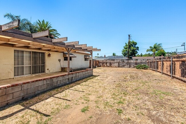 Building Photo - Charming 3-Bedroom Home on Corner Lot in E...