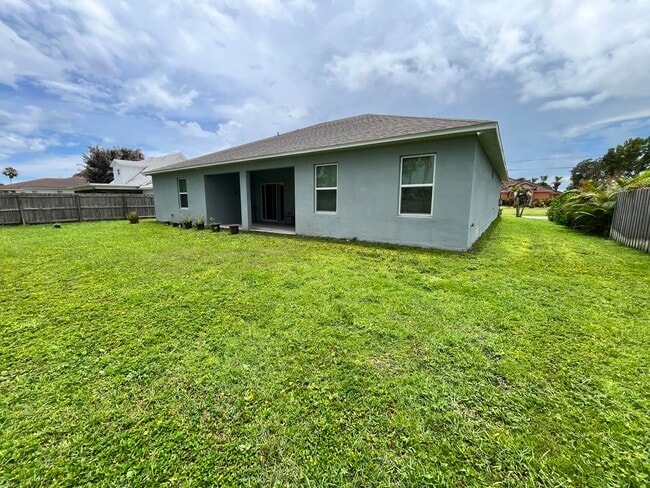 Building Photo - 1425 SW Vicuna Ln
