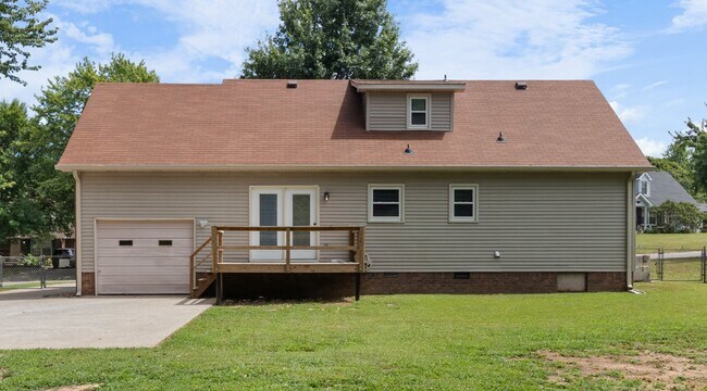 Building Photo - Newly renovated three bedroom home for ren...
