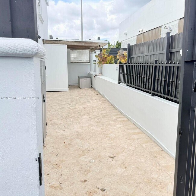 Building Photo - 2015 SW 27th Ave