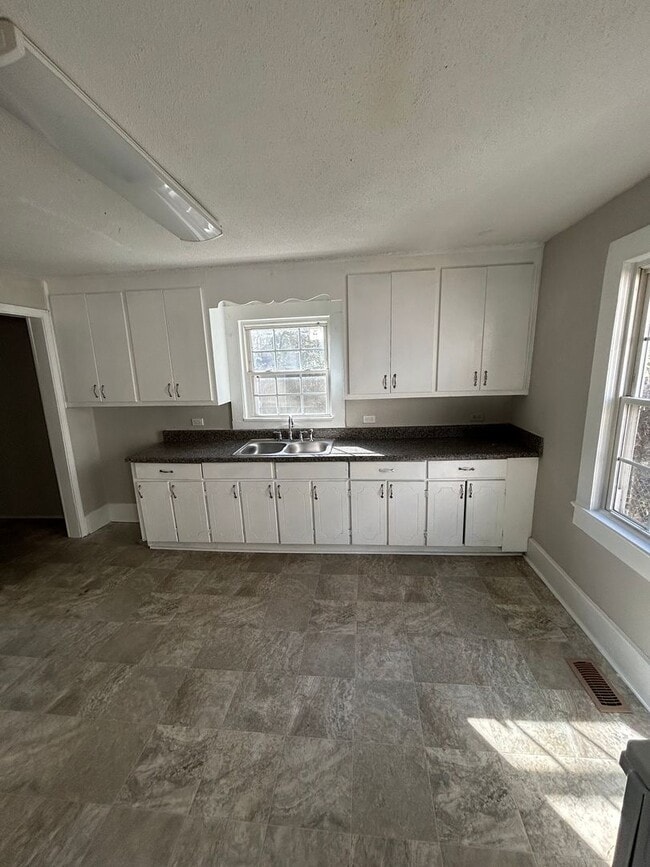 Building Photo - 22 Carter St