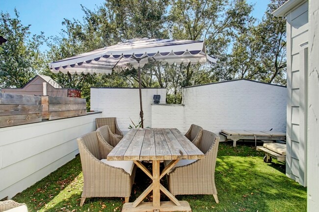 Building Photo - 513 E 11th St