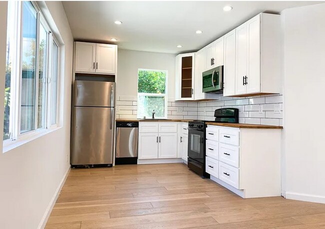 Building Photo - 3003 1/2 Cloverdale Ave