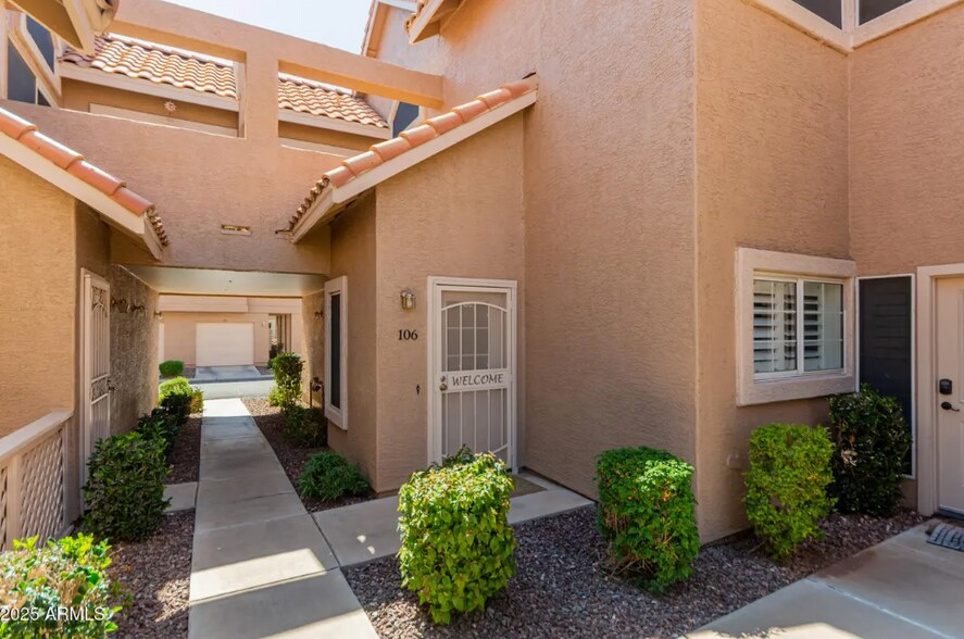 Building Photo - 1633 E Lakeside Dr