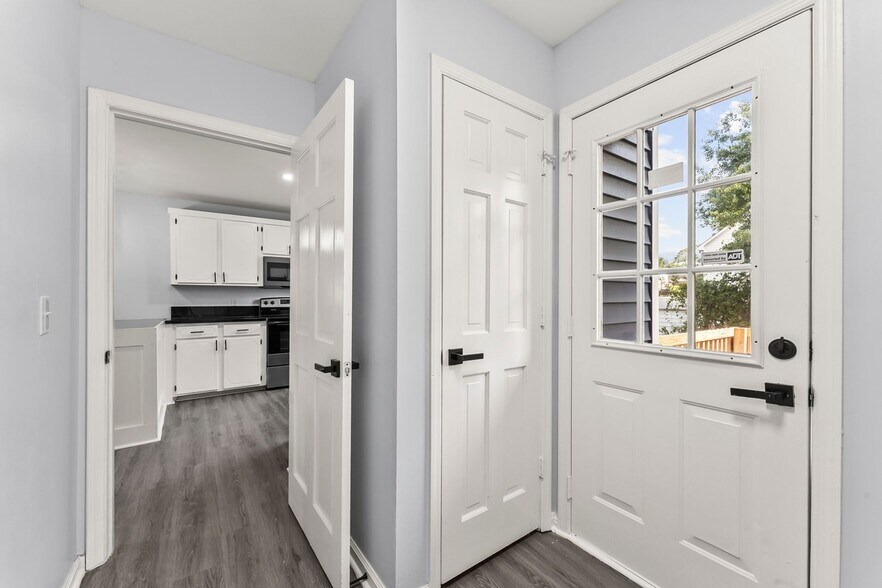 Building Photo - 2412 Bendemeer Dr