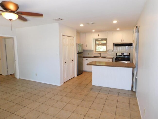 Building Photo - 4805 Sylvandale Dr