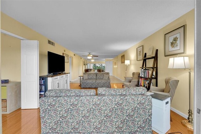 Building Photo - 3150 N Palm Aire Dr