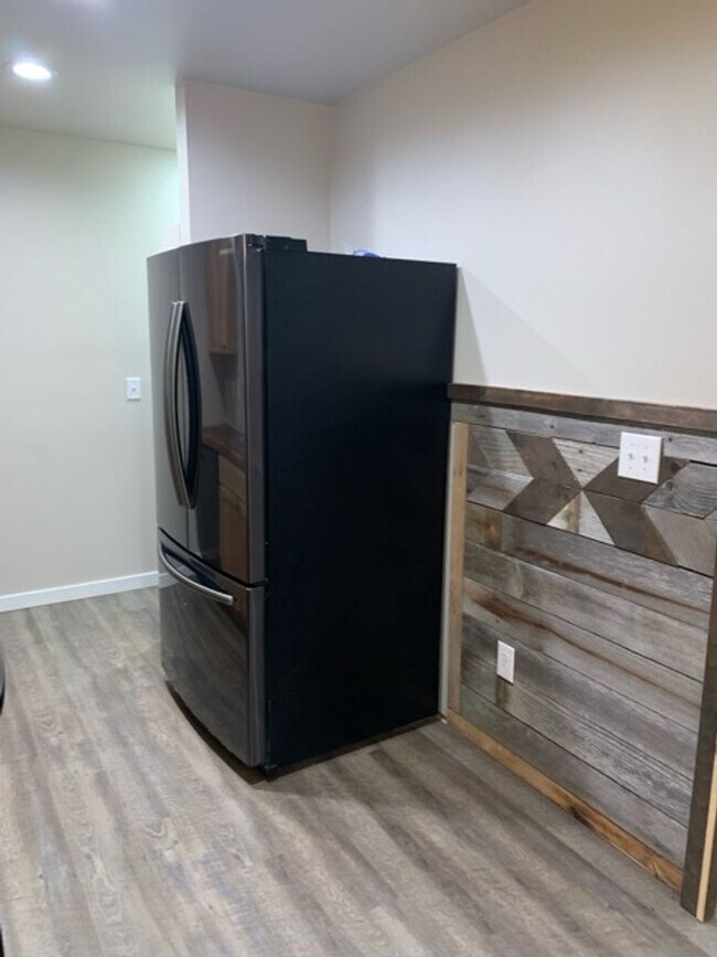 Building Photo - 2 Bedroom Apartment in Jewel Lake!