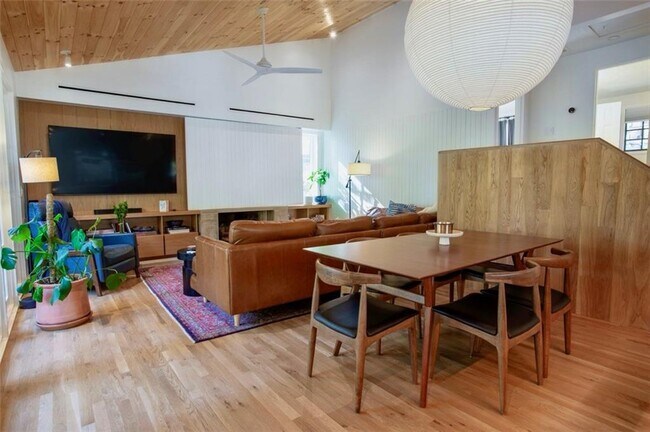 Building Photo - 8885 Bay Dr