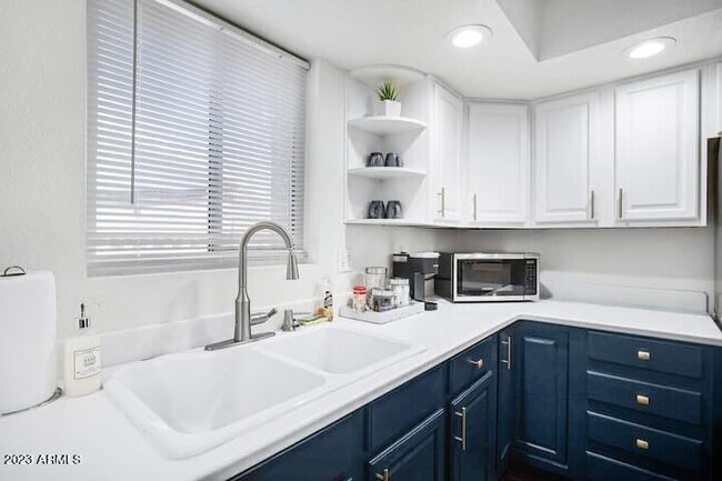 Building Photo - 945 E Lilac Dr