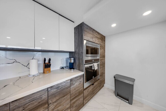 Building Photo - 1717 N Bayshore Dr