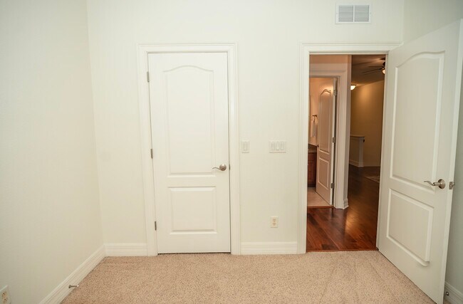 Building Photo - 603 S Gomez Ave