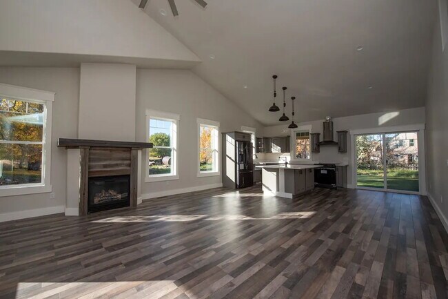 Building Photo - Beautiful and Spacious 3 Bed, 2.5 Bath Hom...