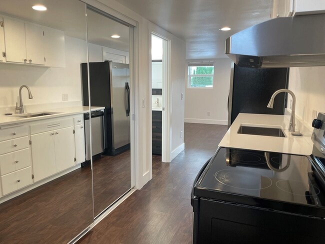 Building Photo - Now renting Brand new 1 bedroom 1.5 bathroom Executive Townhome
