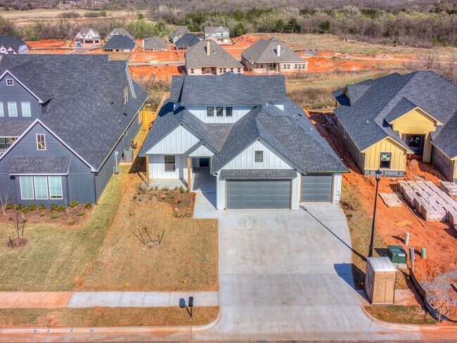 Building Photo - Newer Beautiful home in East Edmond + 4 Be...