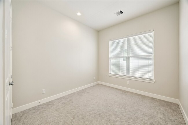 Building Photo - 2215 Penny Derrick Ln