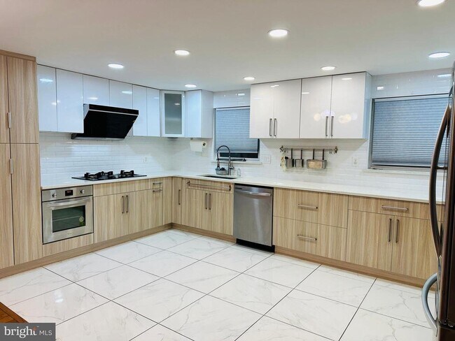 Building Photo - 813 Arnold St