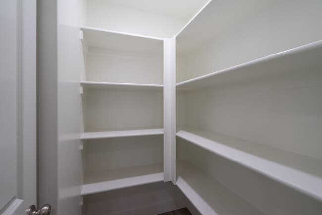 Building Photo - Flexible Lease! 4 Bedroom End Unit in St. ...