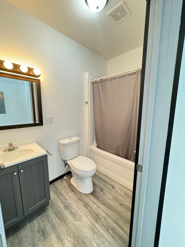 Building Photo - 1 Bed, 1 Bath Apartment in Millersburg IN